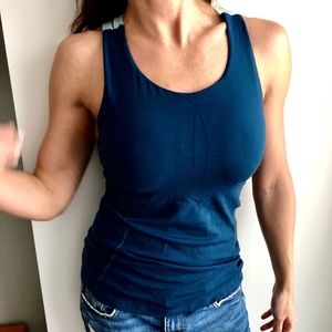Gap workout top with built-in bra